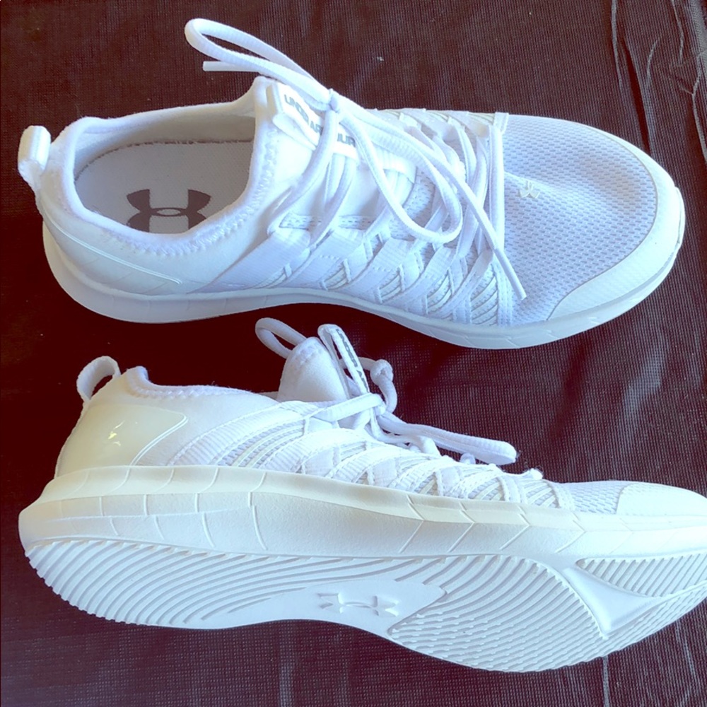 Under armour tennis shoes. Never been worn, white